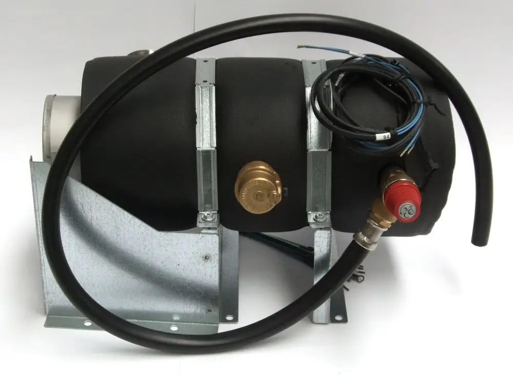 Schwarzer Heizkessel mit Metallhalterung und Anschlussleitungen, geeignet für Heizsysteme. Erkennbar ist die Marke Daikin durch ein angebrachtes Markenzeichen.
